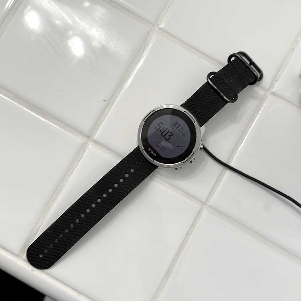 Suunto 9 watch with charger. In fabulous shape. Holds a charge.